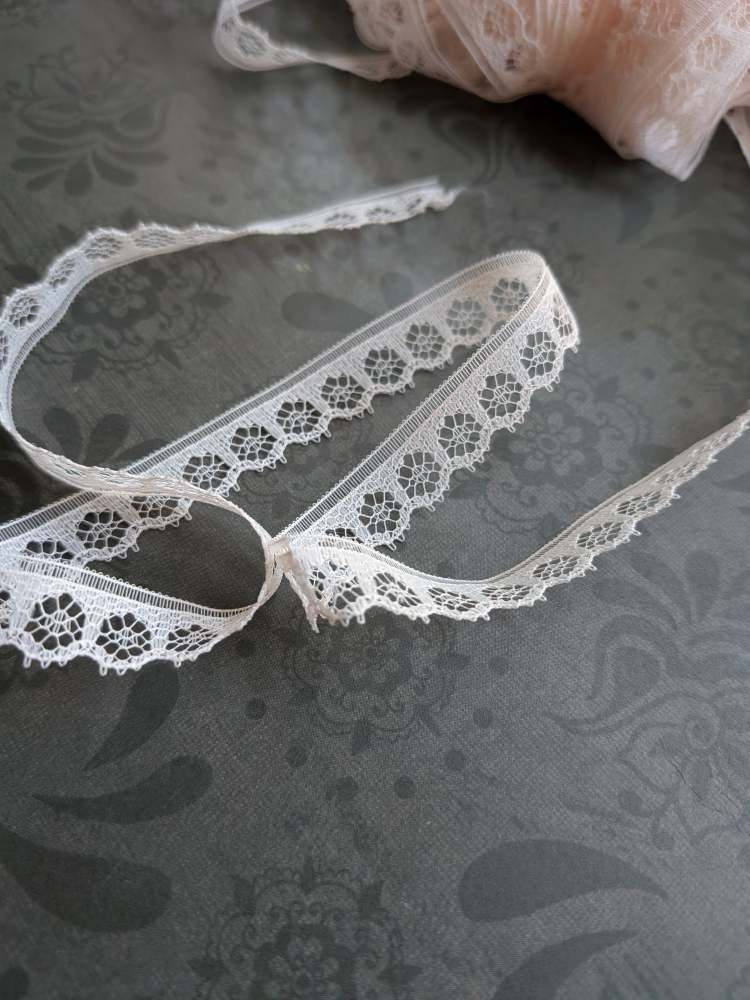 TEN YARDS pale pink narrow floral lace trim - photo 4