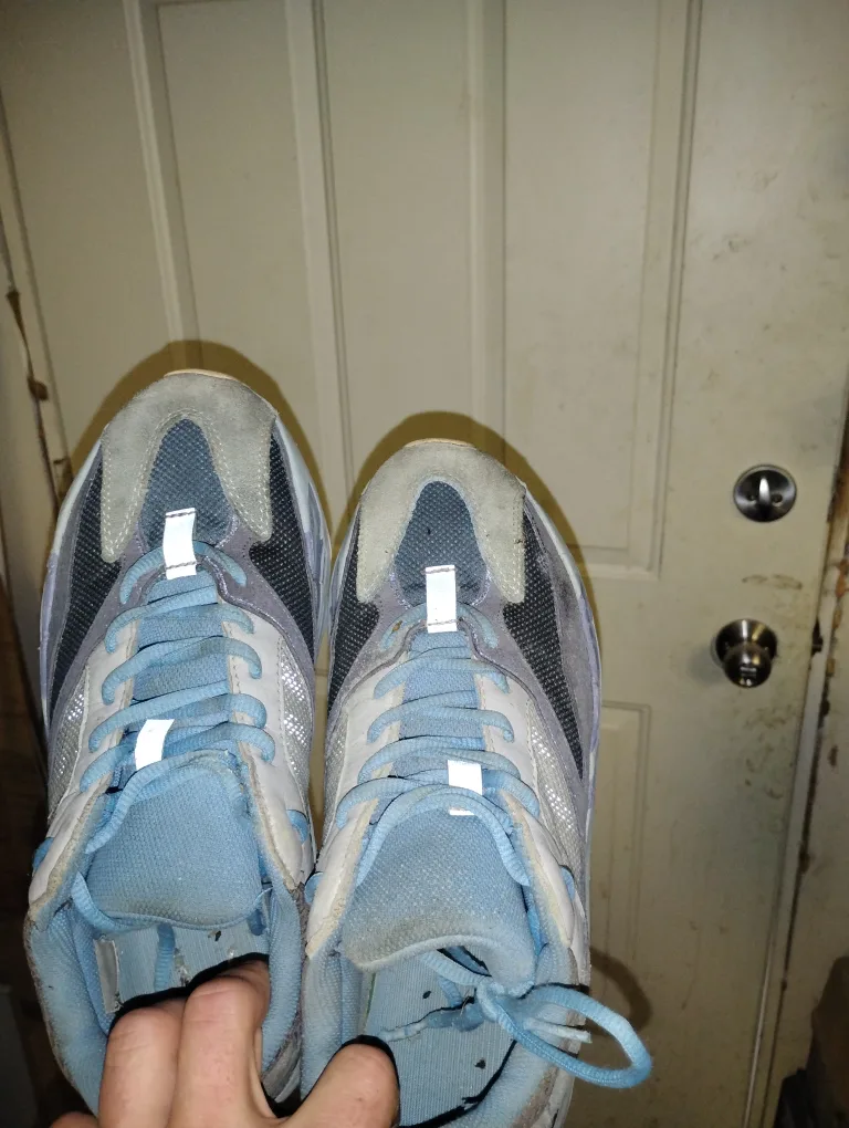 Adidas Yeezy Boost 700 image indicator(2)
