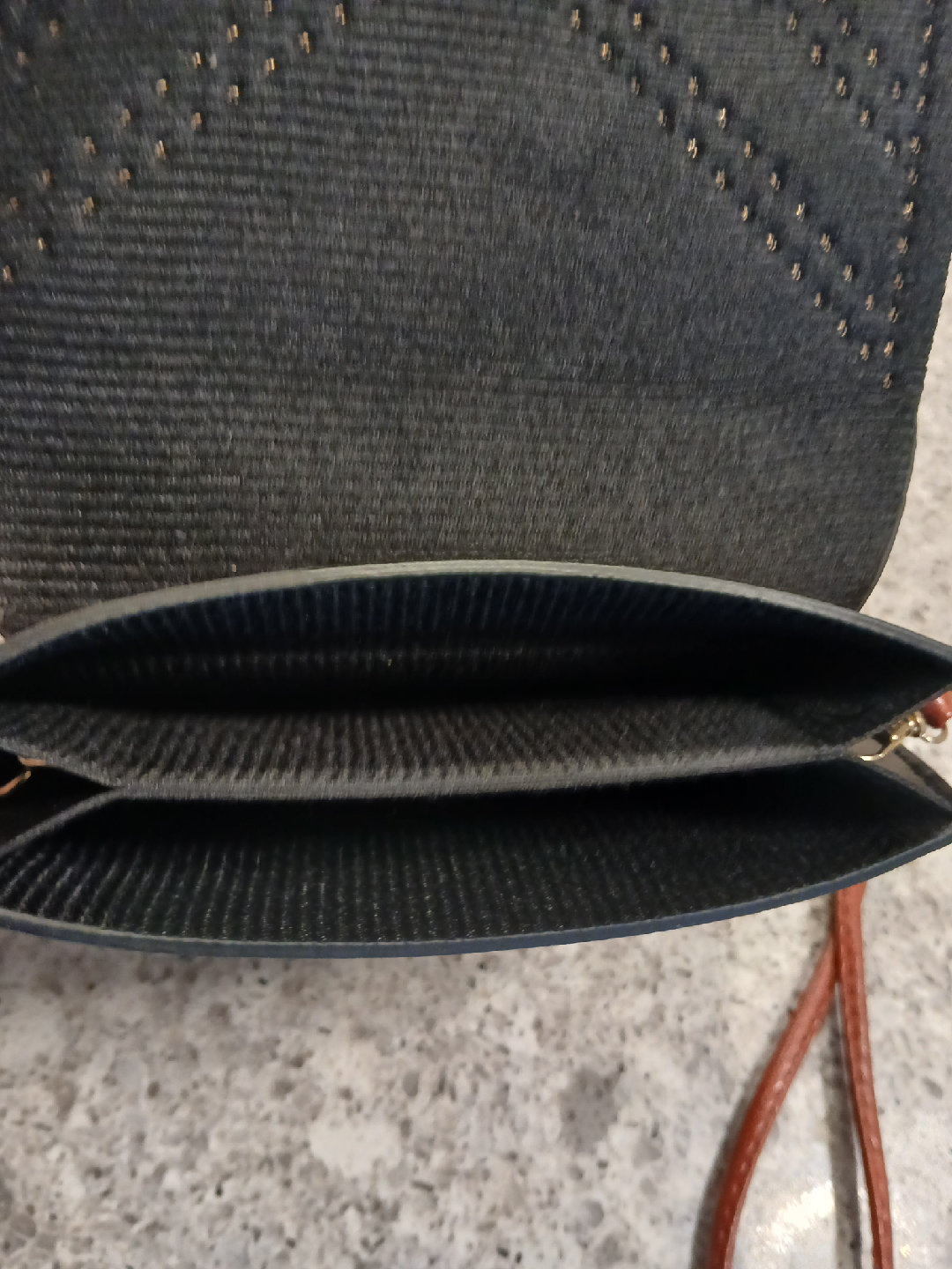 🆕️2 Crossbody Bags.Red and pale green.  $4 EACH FIRM. - photo 3