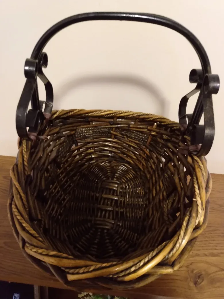 Antique Wicker Fruit Basket with Iron handle image indicator(2)