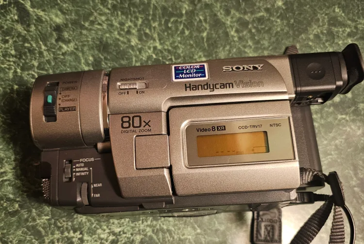 Sony Handycam Vision CCD-TRV17 Video8 XR Camcorder thumbnail