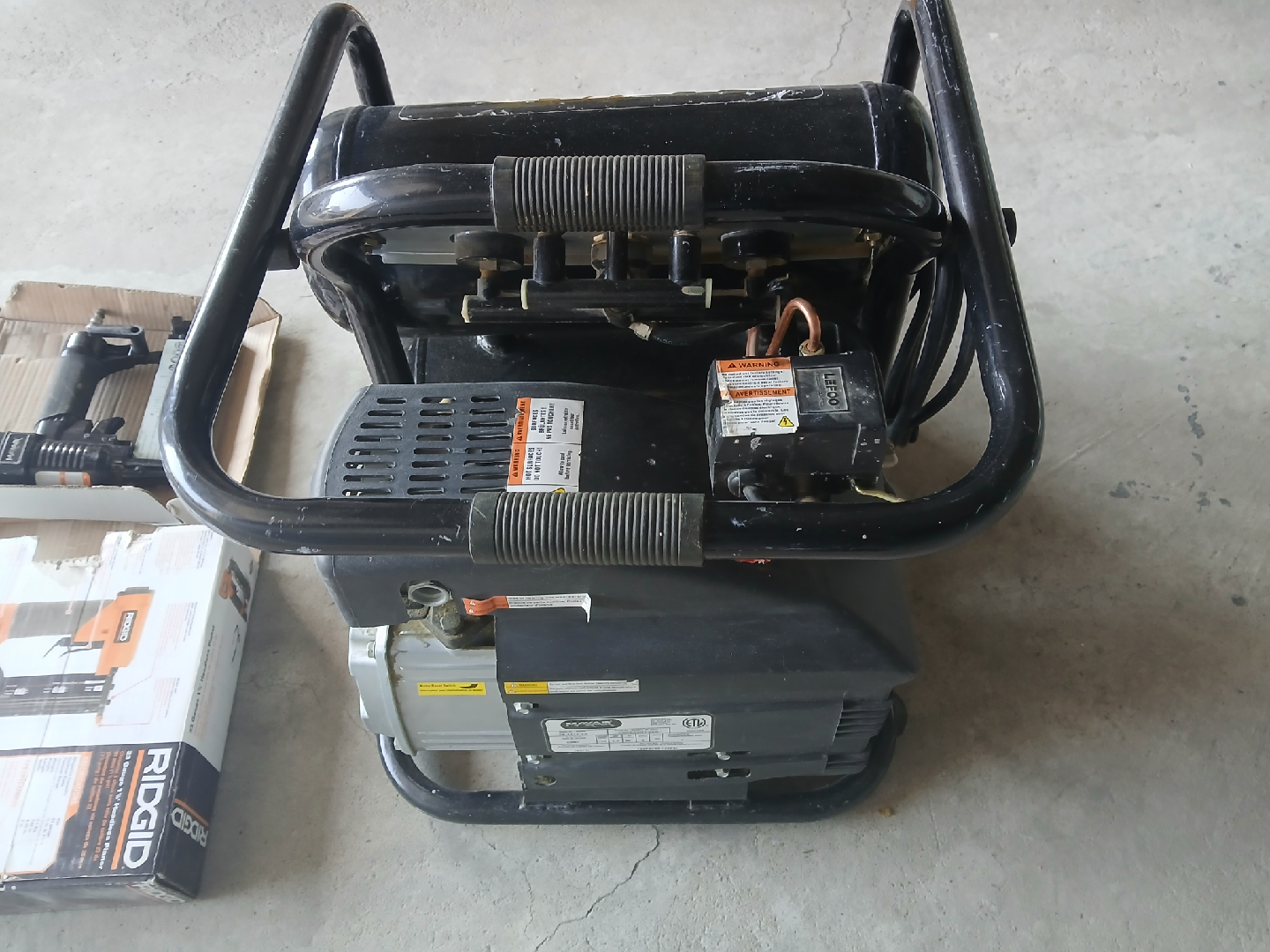 MAXAIR Air Compressor & Ridgid Nailers8 - photo 3