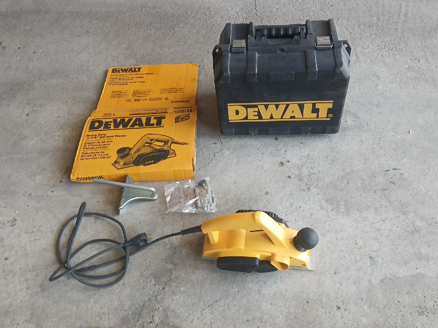 DeWalt DW680K Heavy-Duty 3-1/4" Wood Planer