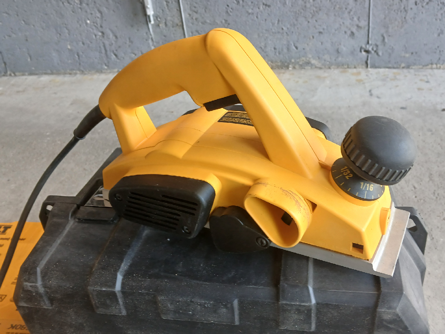 DeWalt DW680K Heavy-Duty 3-1/4" Wood Planer - photo 2