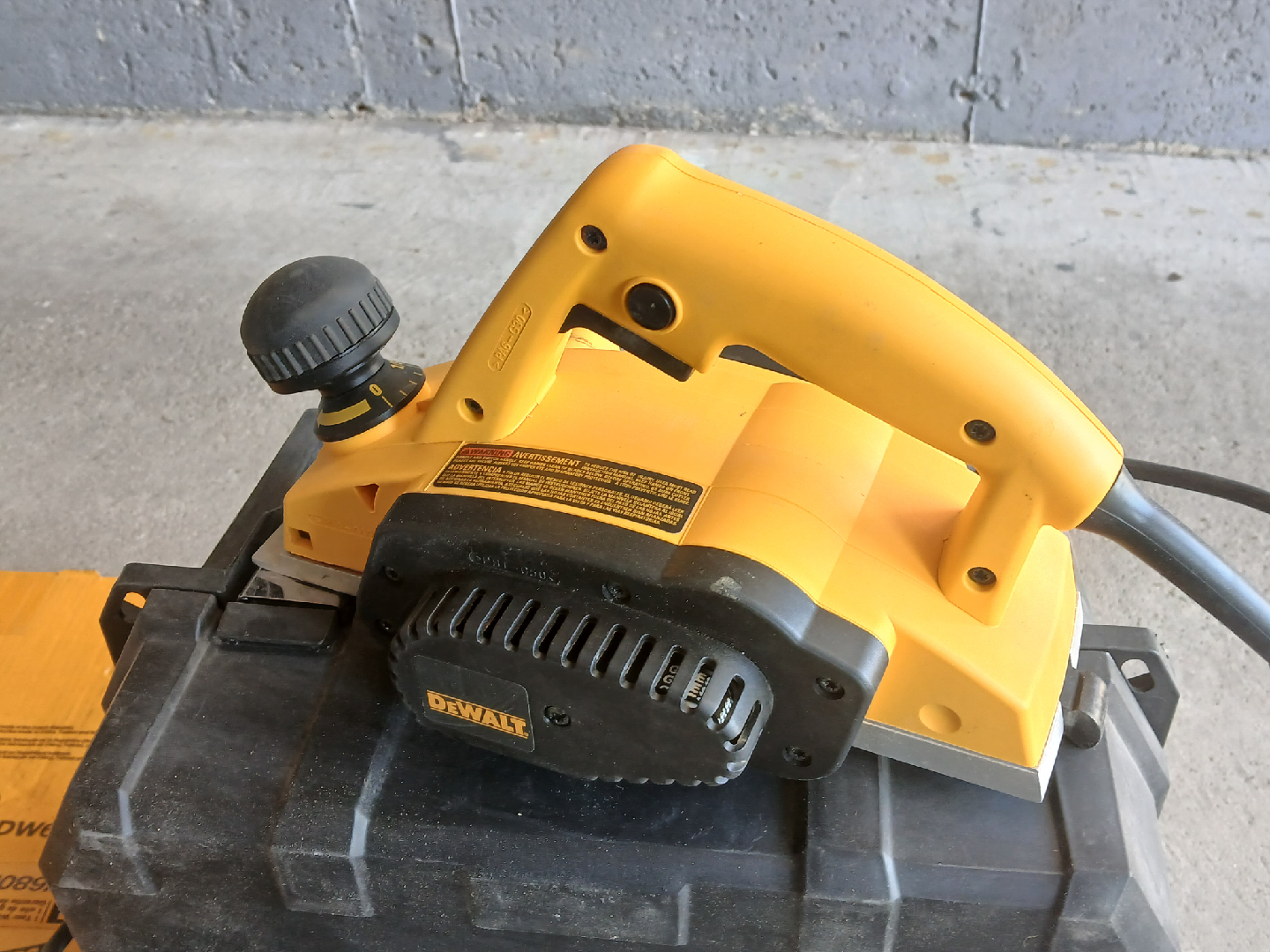 DeWalt DW680K Heavy-Duty 3-1/4" Wood Planer - photo 3