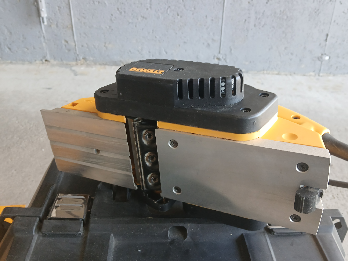DeWalt DW680K Heavy-Duty 3-1/4" Wood Planer - photo 4
