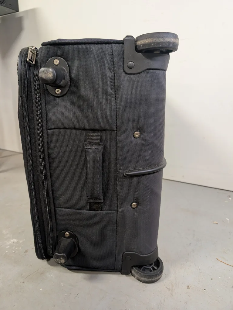 Travelpro Rolling Checked Suitcase image indicator(3)