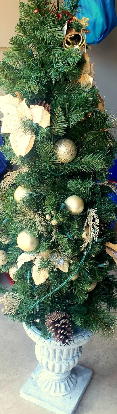 Artificial Decorated Christmas Tree thumbnail