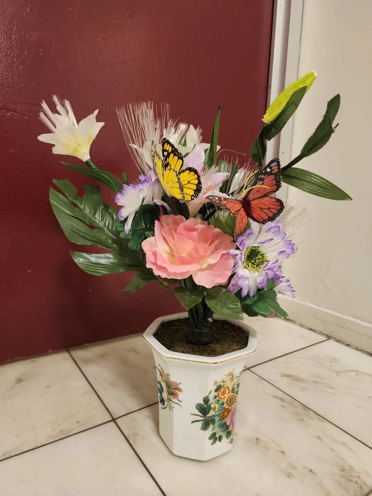 Floral Arrangement in Decorative Pot image indicator(3)
