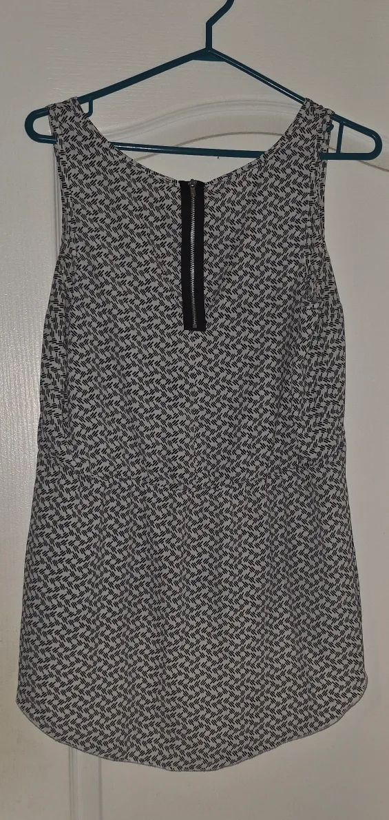 Reitmans Sleeveless Blouse - Black & White Pattern image indicator(2)