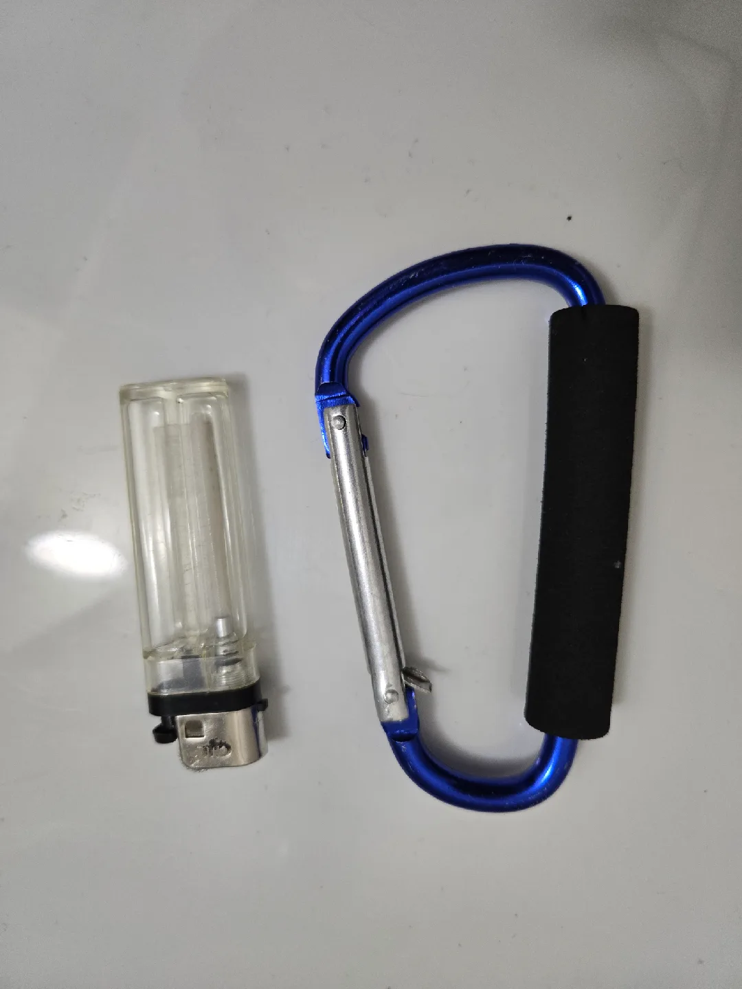 Blue Carabiner Clip with Foam Grip image indicator(2)