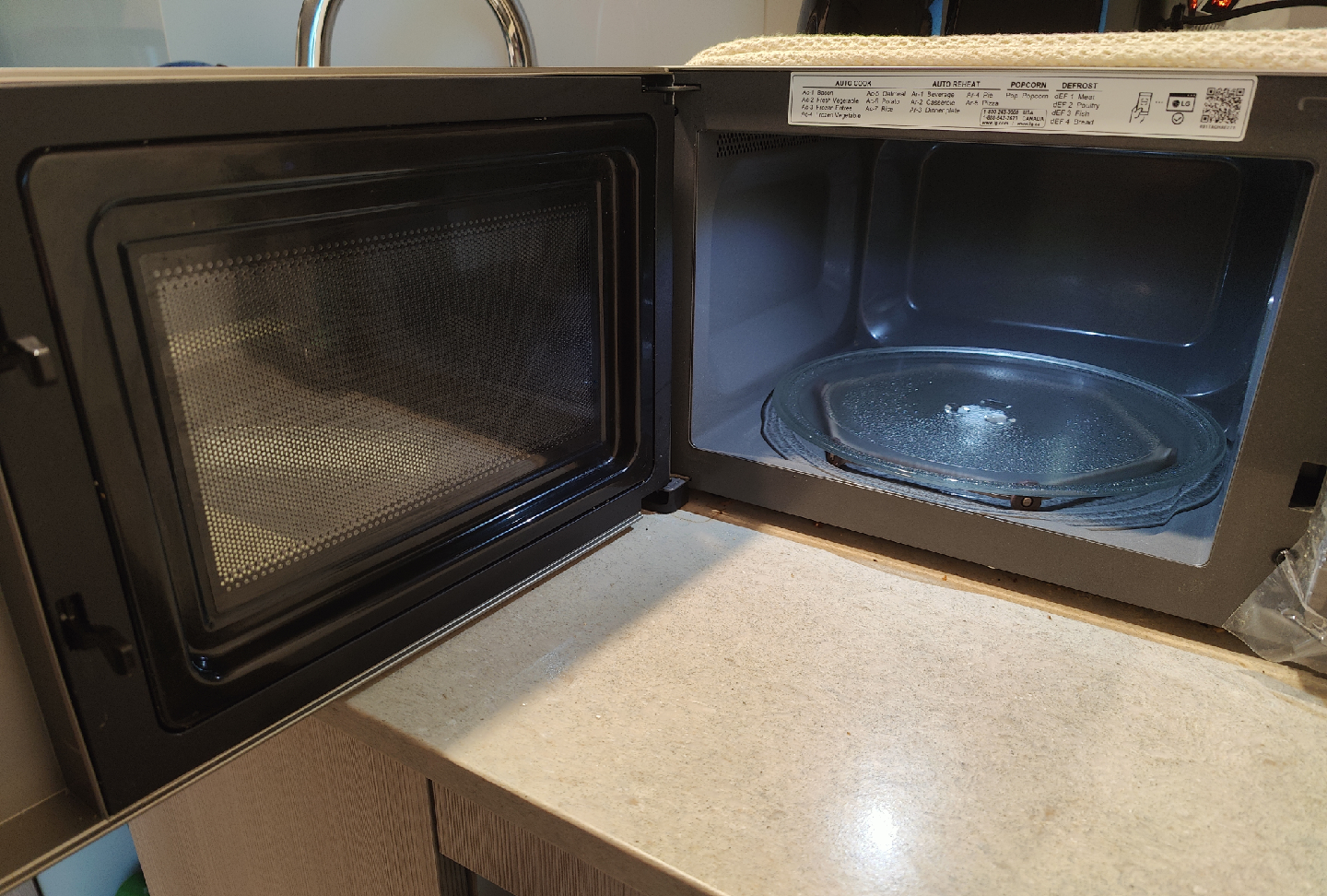 LG Smart Inverter Microwave - Model LMC0975ST - photo 3