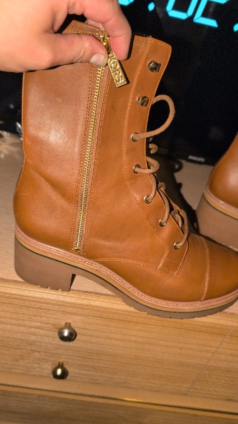 AUTHENTIC MICHAEL KORS HIGH TOP BOOTS image indicator(2)