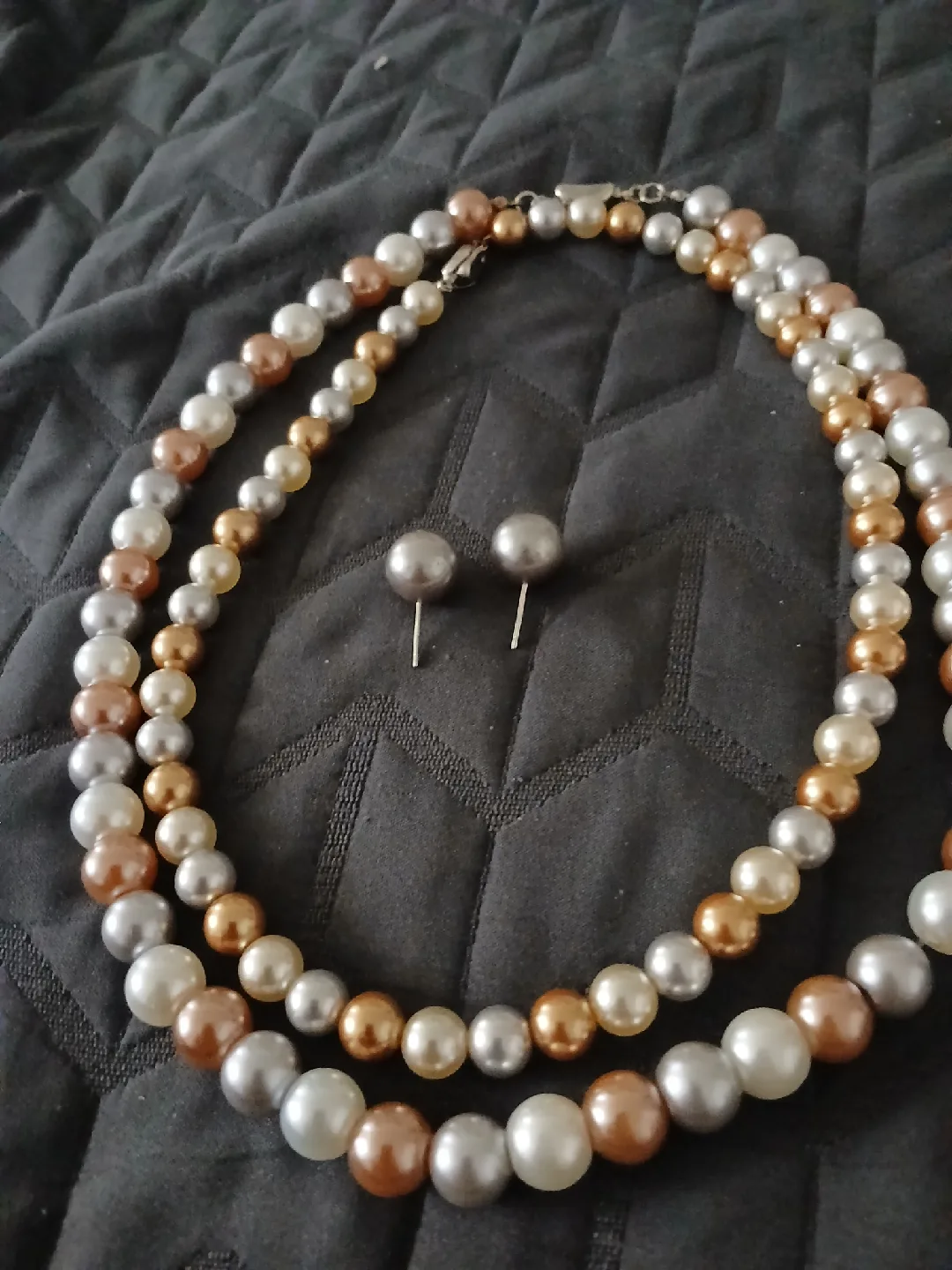 2 faux pearl necklaces/stud earrimg set thumbnail