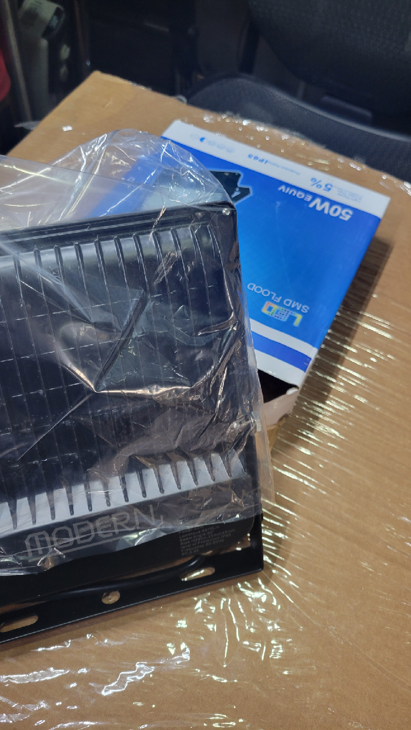LED SMD Flood Light 50W Equiv IP65 - New in Box! - photo 3