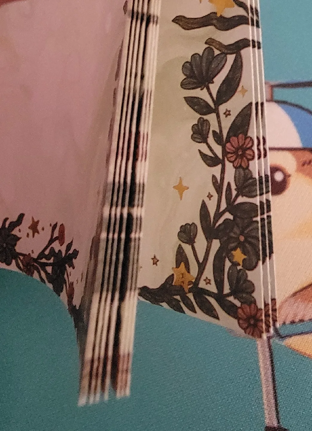 🥕 Botanical small notepad with golden iridescent details image indicator(2)