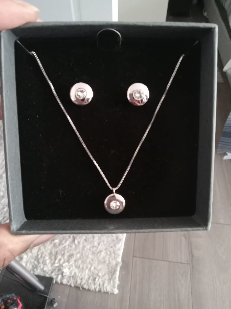 NIC & SYD Swarovski Crystal Necklace & Earrings Set image indicator(2)