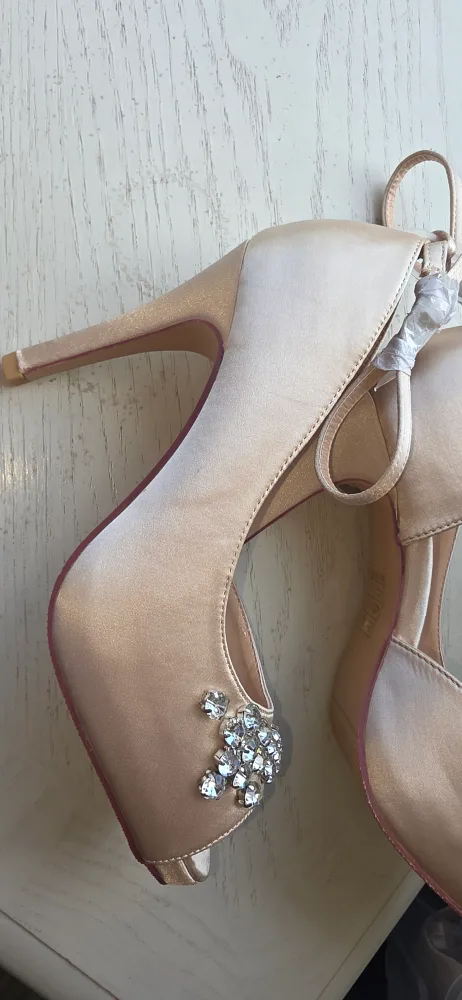 Erijunor Champagne Heels, Size 6.5 and 9 image indicator(2)