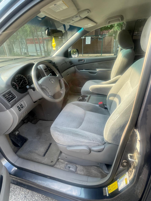 2009 Toyota Sienna with Safety - photo 3
