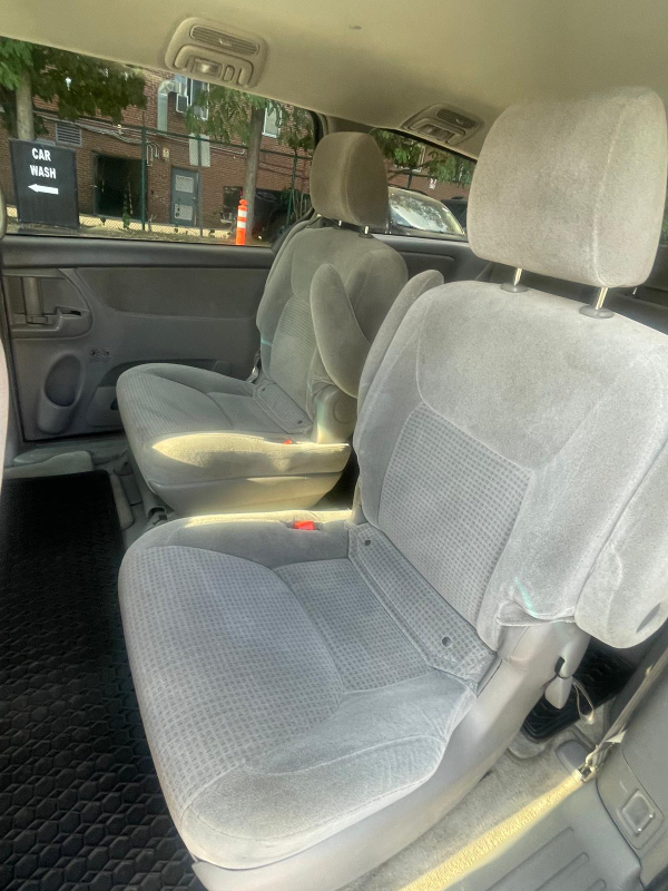 2009 Toyota Sienna with Safety - photo 4
