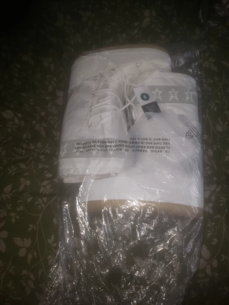 New Wild Fable White Moon Boots - Size 9