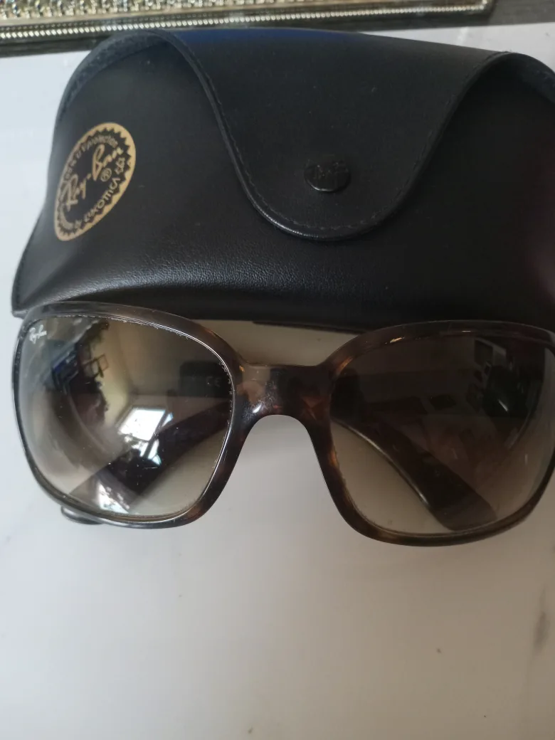 Ray-Ban Sunglasses with Case image indicator(9)