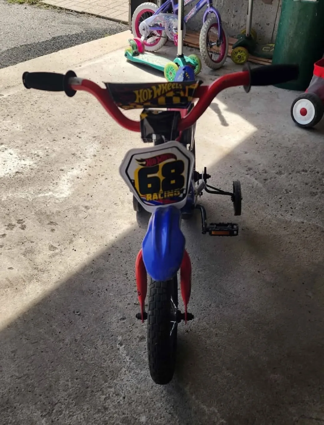 Kids' Hot Wheels & Razzle Bikes image indicator(4)