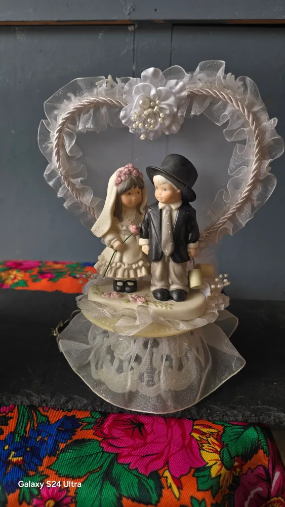 Wedding Cake Topper Figurine image indicator(2)
