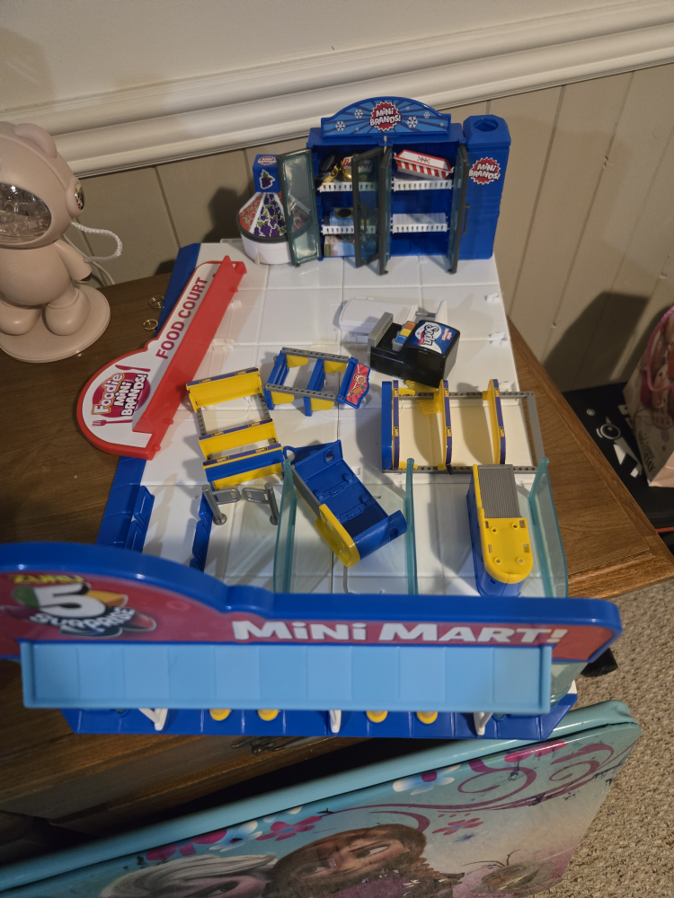 Mini Brands & Mini Mart Playset