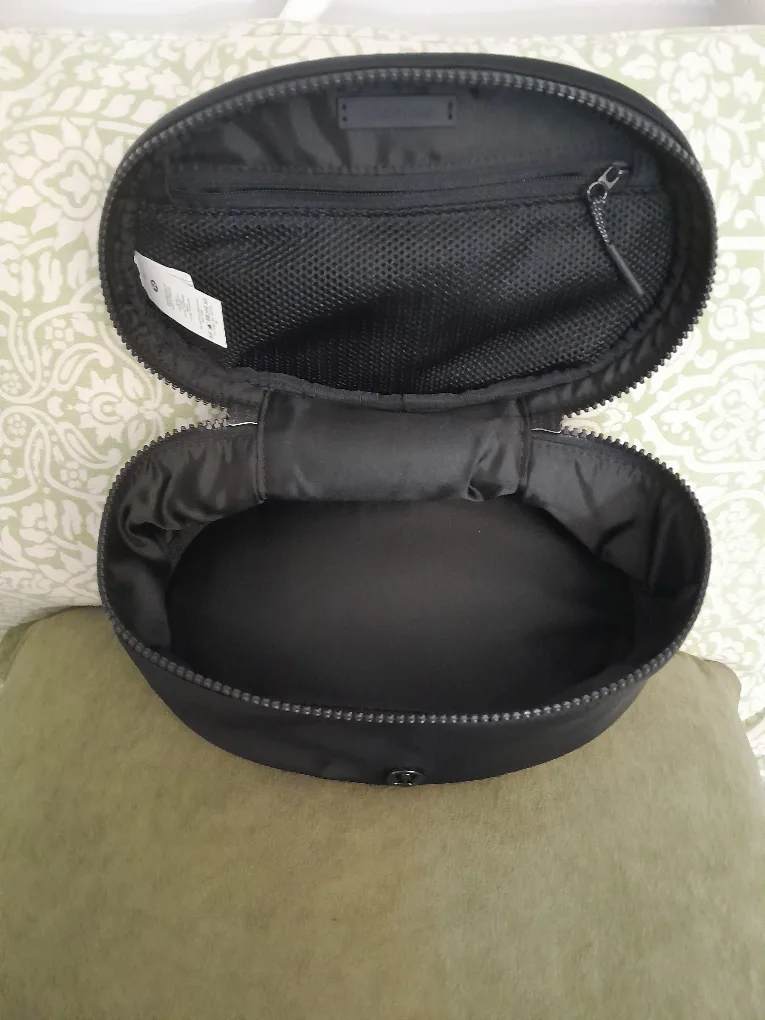 Lululemon Black Oval Toiletry Bag image indicator(3)