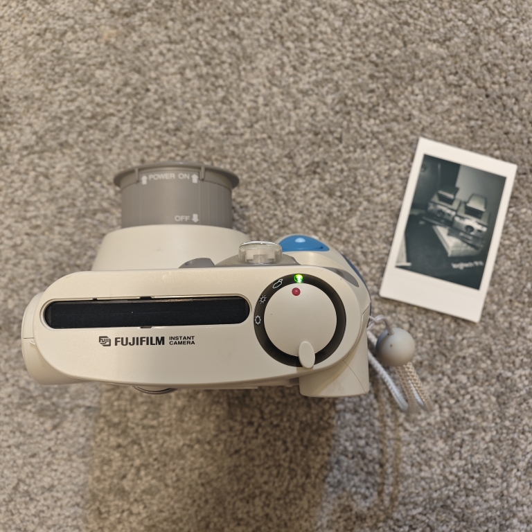 Fujifilm Instax Mini 7 Instant Camera - photo 2
