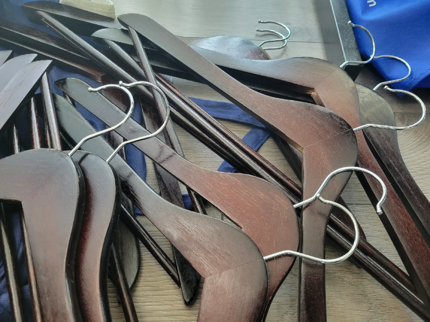 Wooden Clothes Hangers image indicator(3)