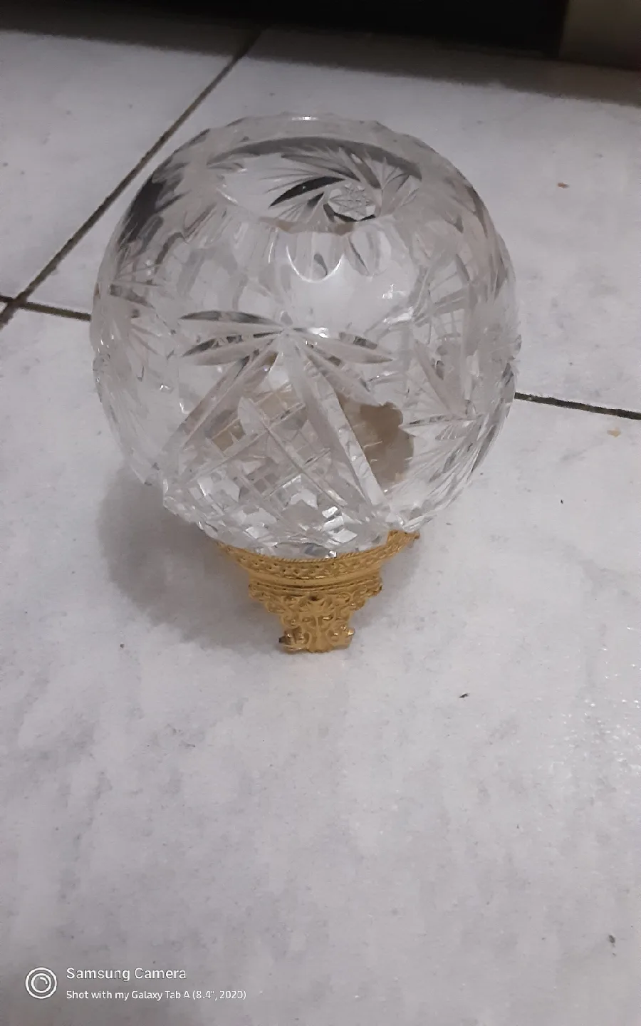 Crystal Vase with Gold Stand image indicator(2)