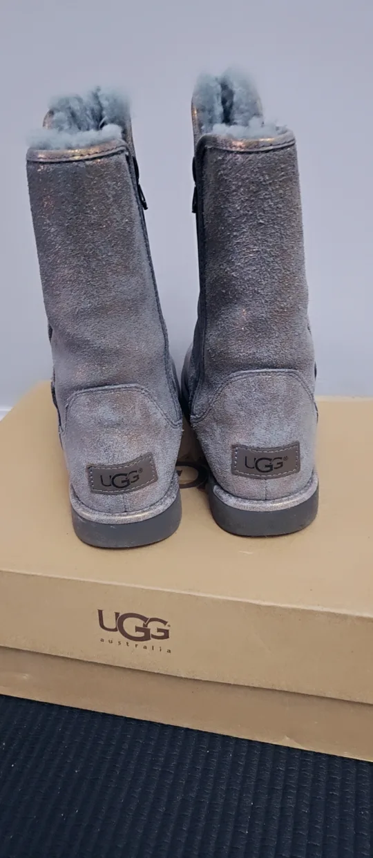 🩶💫🫶🖤UGG Australia Metallic Grey Boots, Size 6 image indicator(2)