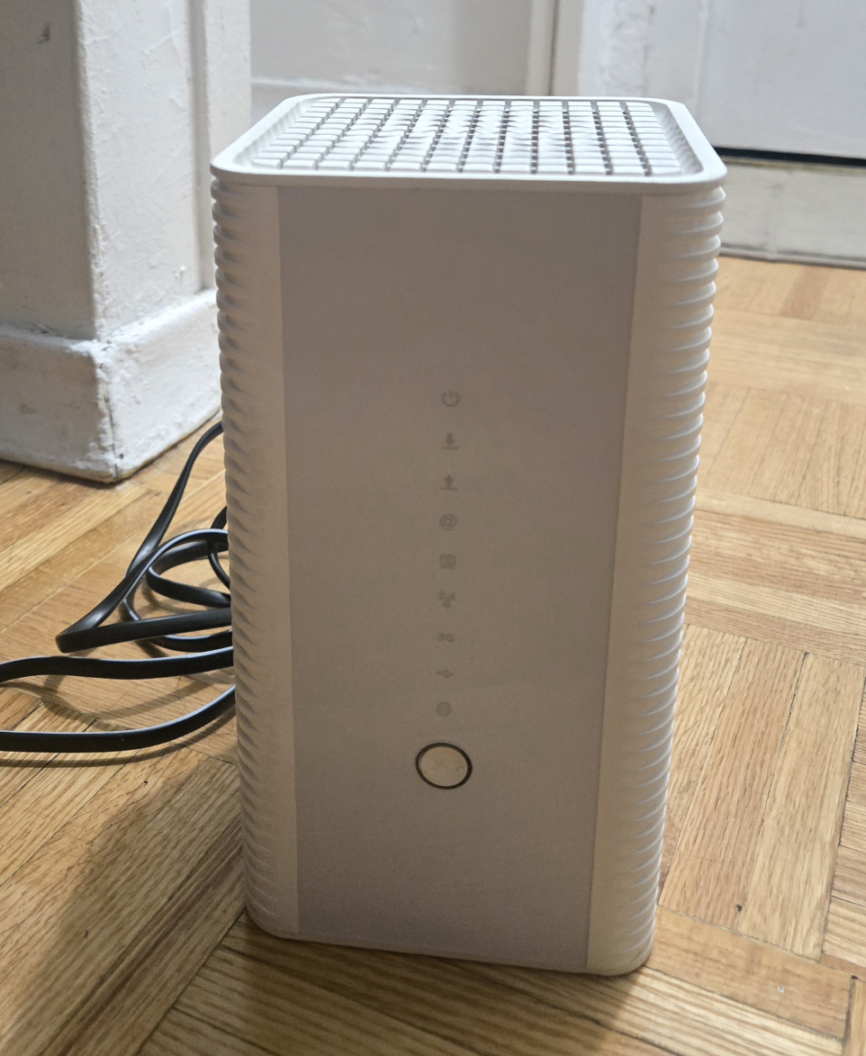 Hitron CODA-4582U DOCSIS 3.1 WiFi Gateway - photo 2