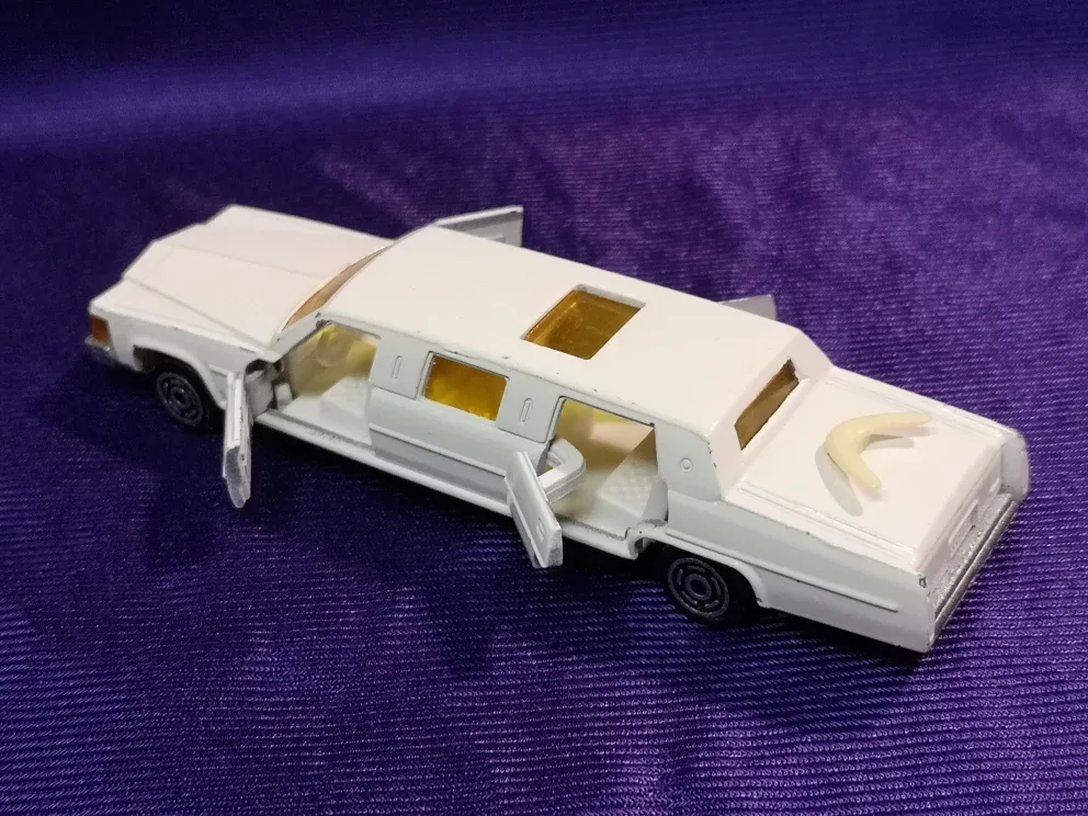 Majorette ~ Cadillac Limousine ~ White image indicator(7)