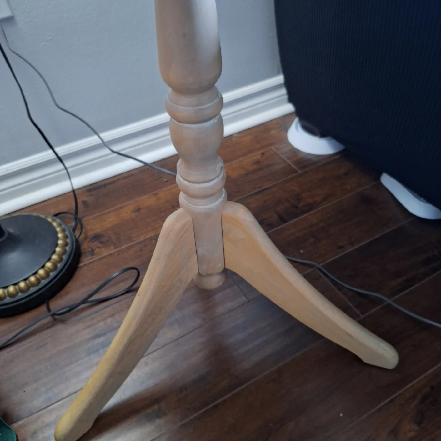 Round Glass Top Side Table - 22" Diameter image indicator(5)