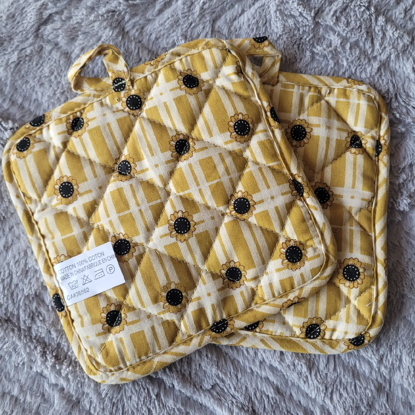 NEW - Set of 2 Quilted Potholders image indicator(2)