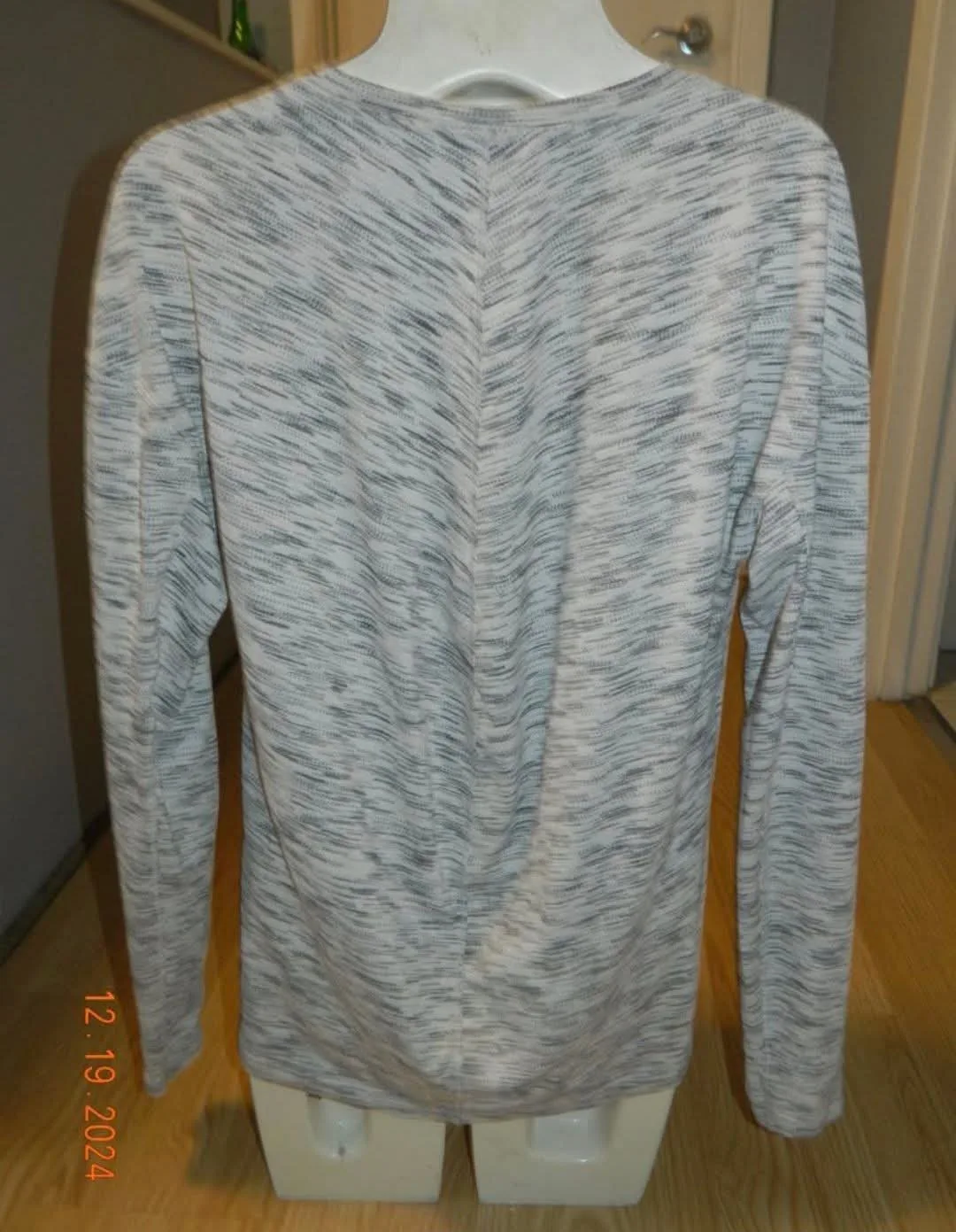 LULULEMON MEANT TO MOVE Long Sleeve V-Neck Top..size 6/8 image indicator(2)