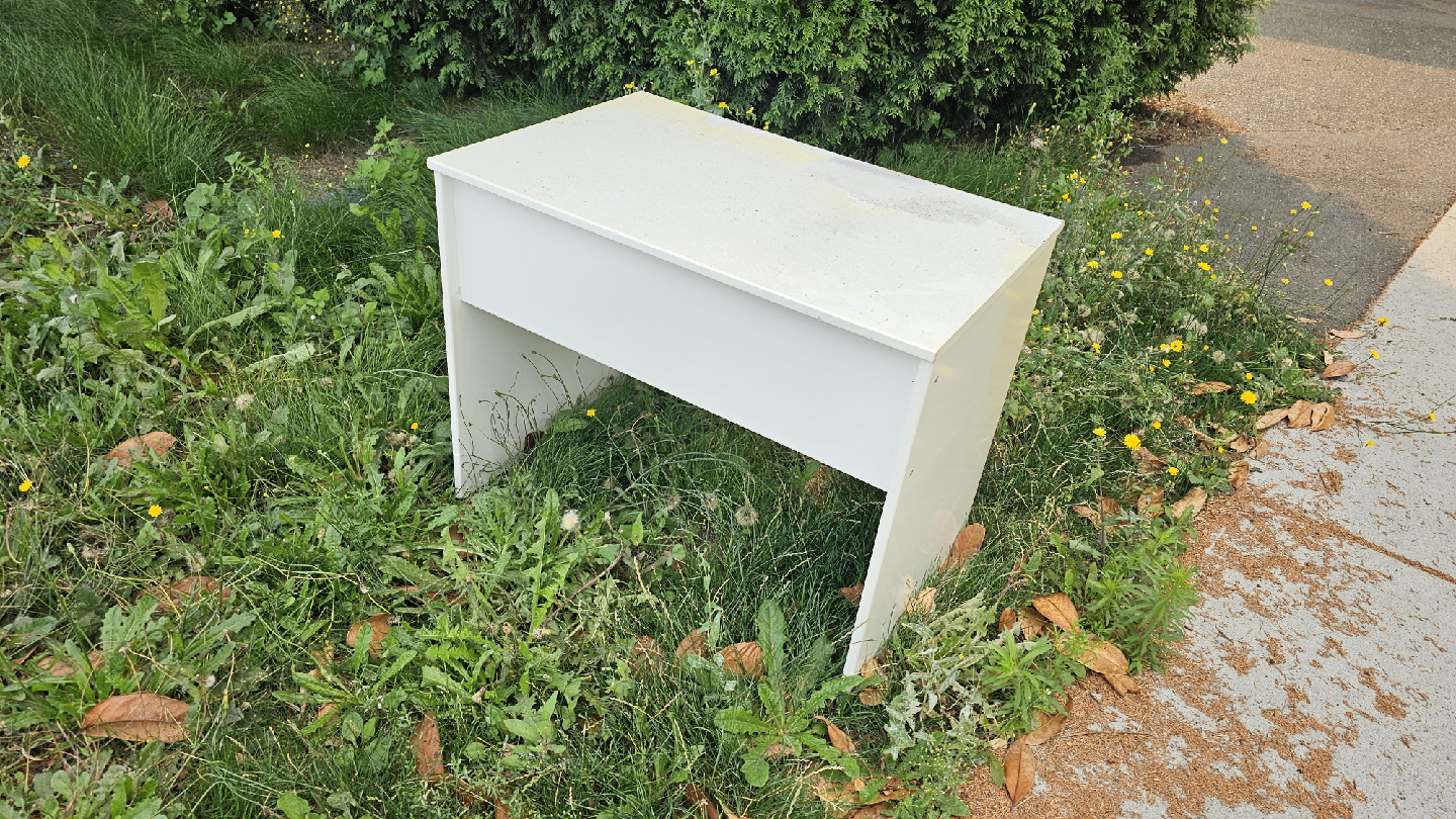 Free White Computer Desk 🥕