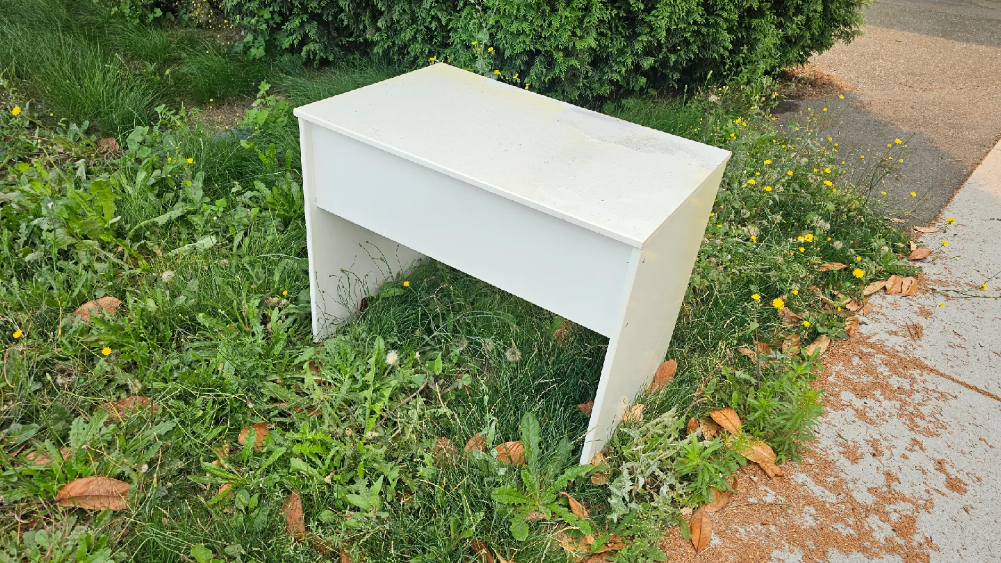 Free White Computer Desk 🥕