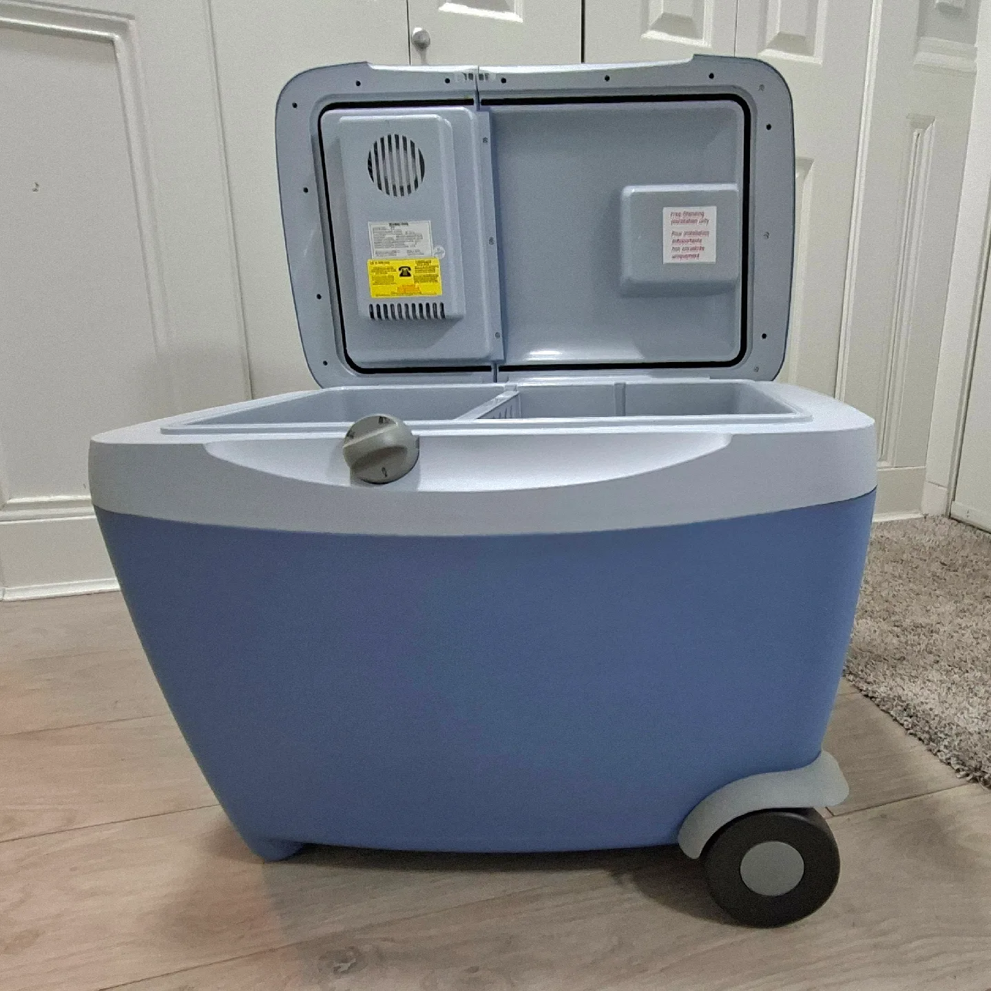 Mobicool portable electric cooler and warmer with charger image indicator(2)