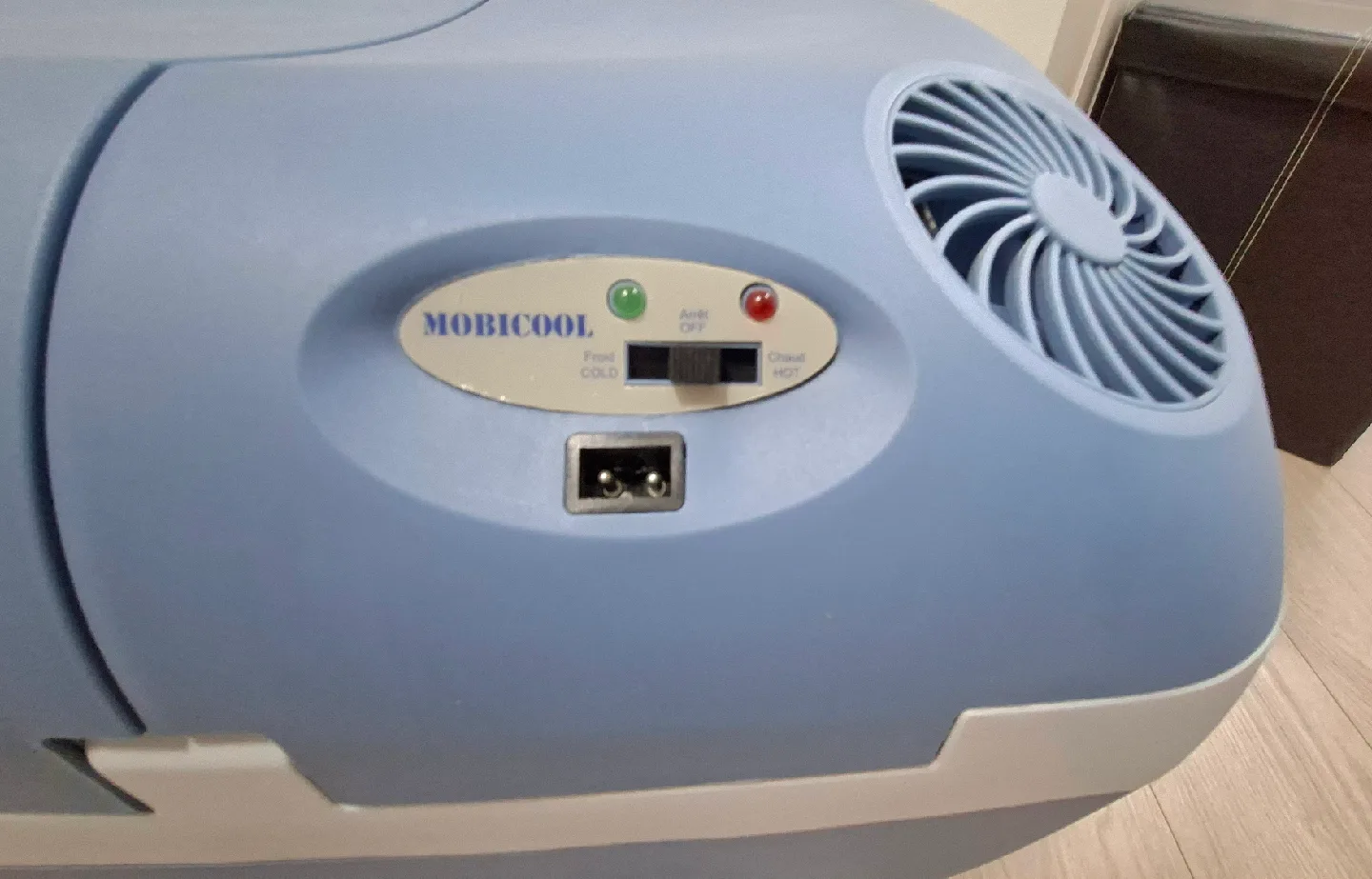 Mobicool portable electric cooler and warmer with charger image indicator(3)