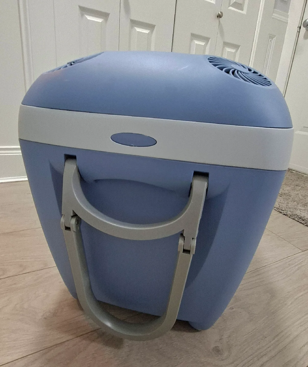 Mobicool portable electric cooler and warmer with charger image indicator(4)