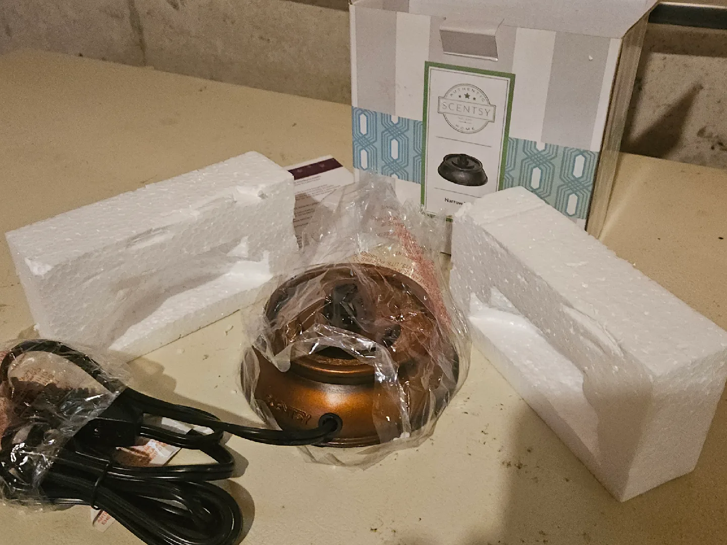 Scentsy Amber Ombré Warmer with base-  New in Box! image indicator(4)