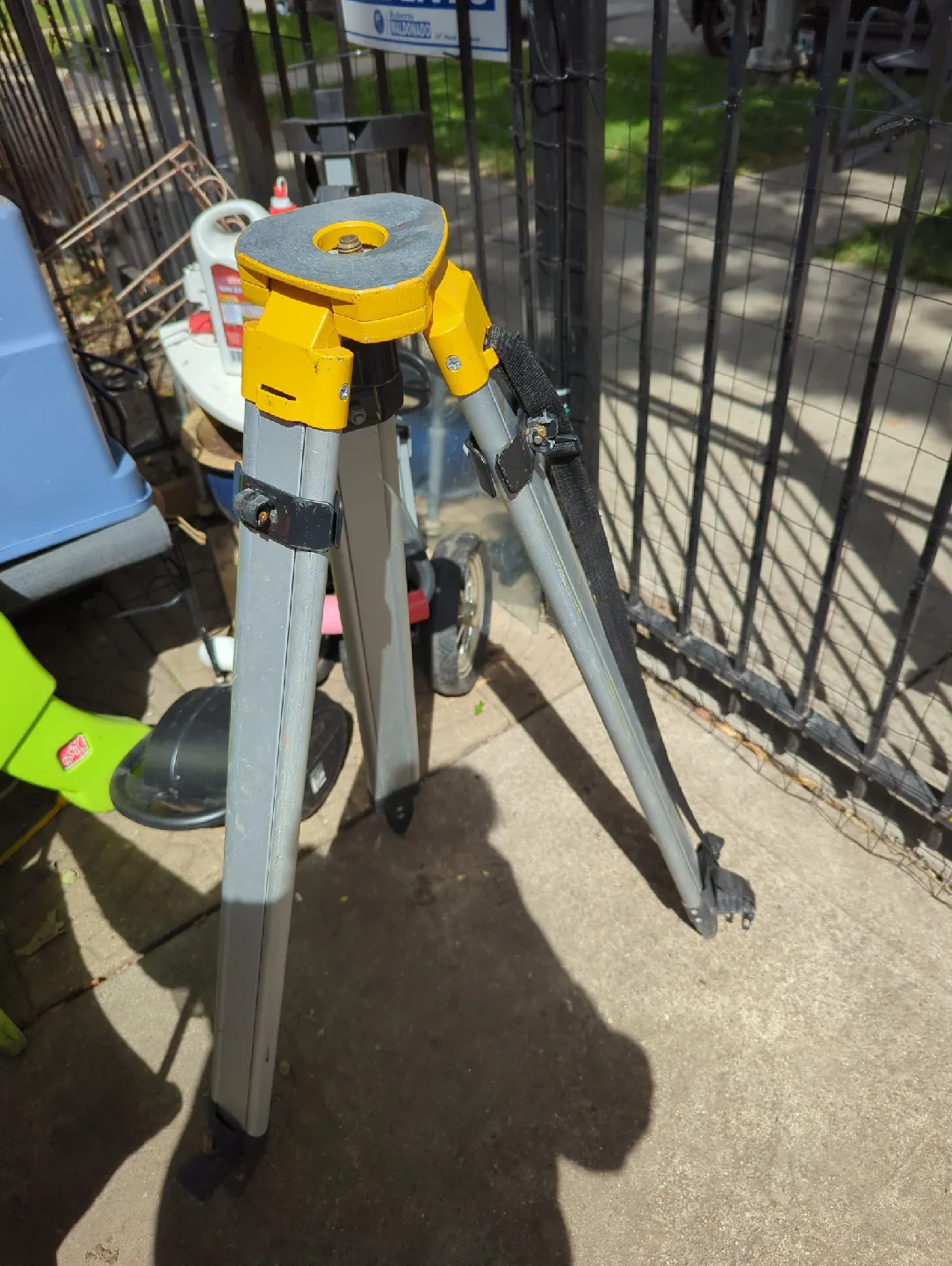 Tripod - Yellow and Silver construction thumbnail