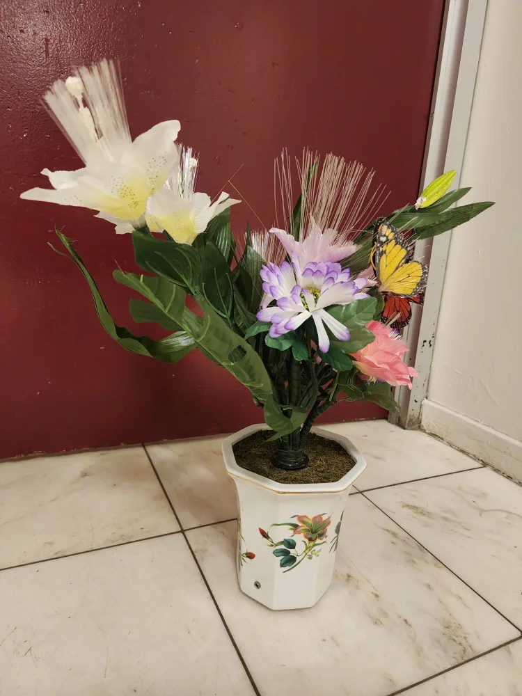 Floral Arrangement in Decorative Pot image indicator(8)