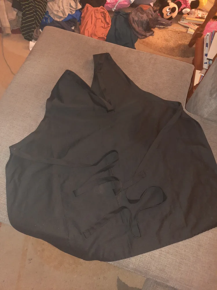 Black Apron - Adjustable Straps pick up only image indicator(3)