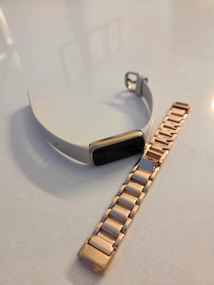 Fitbit Luxe Fitness + Wellness Tracker with Extra Band image indicator(2)