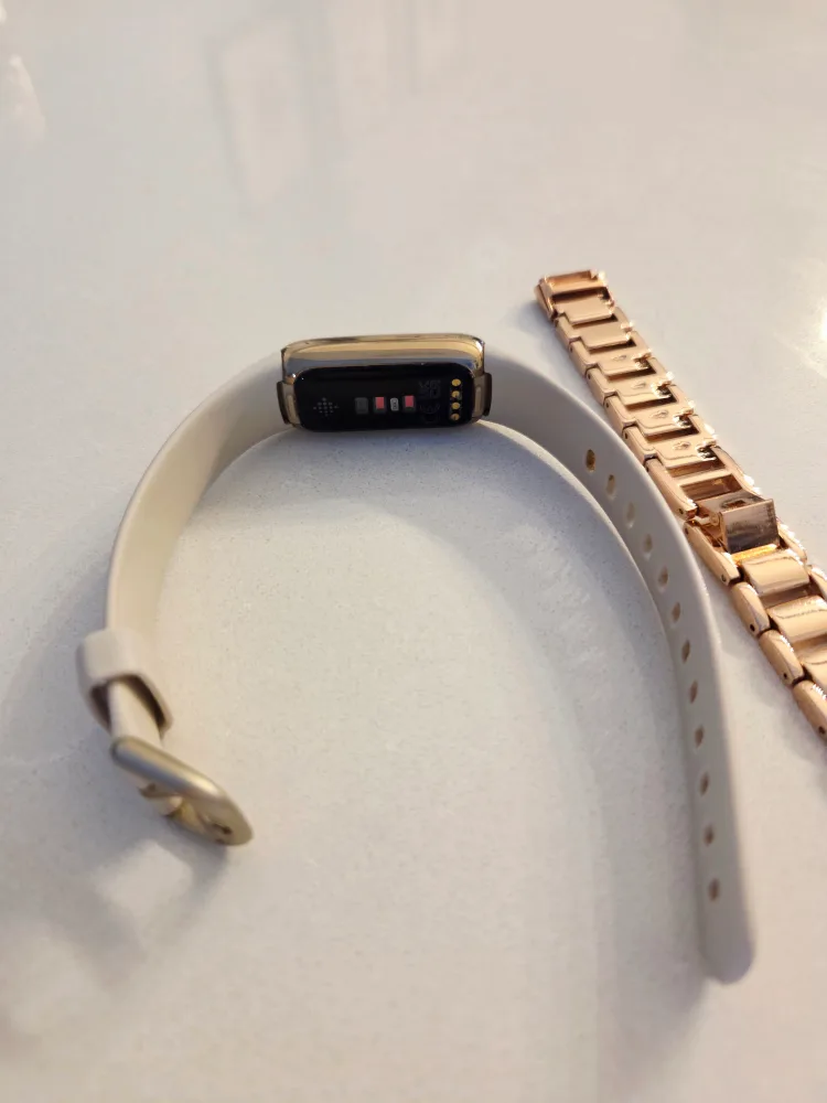 Fitbit Luxe Fitness + Wellness Tracker with Extra Band image indicator(3)